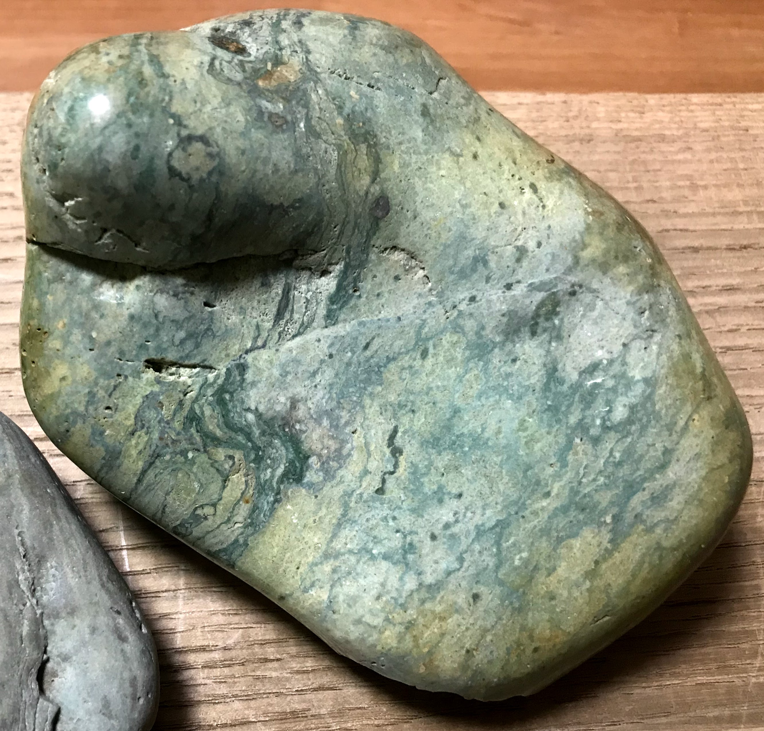 緑色凝灰岩（グリーンタフ） | Life with Stones ・ ライフ ウィズ