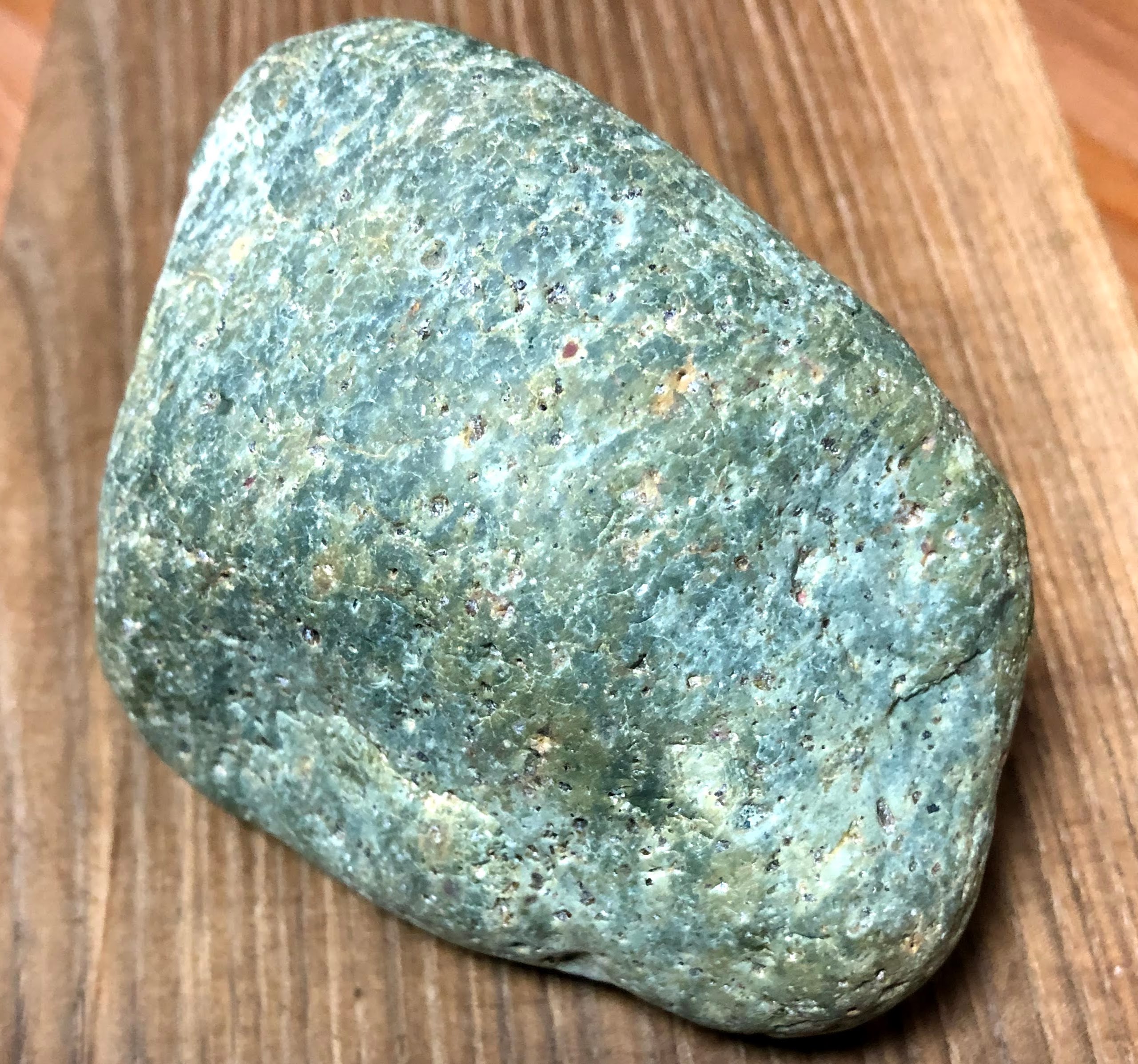 緑色凝灰岩（グリーンタフ） | Life with Stones ・ ライフ ウィズ